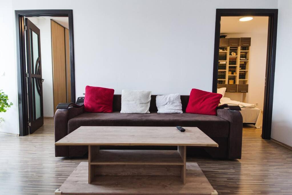 2 Bedroom Park Belvedere Apartment *