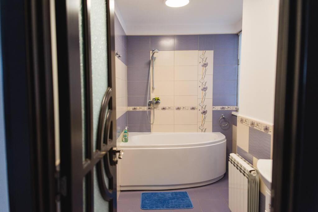 2 Bedroom Park Belvedere Apartment *